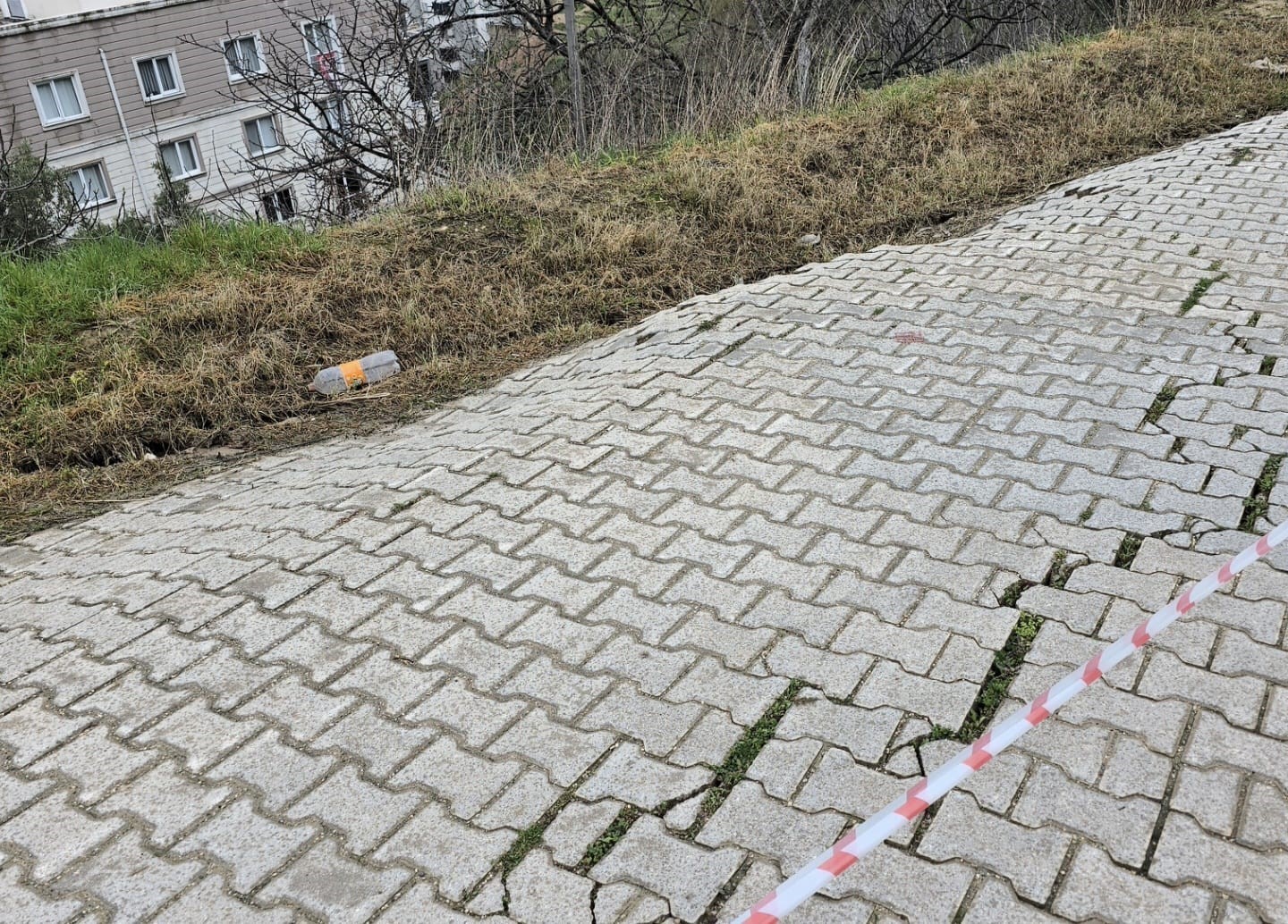 Mudanya’da yağmur sonrası site önündeki yol çöktü
