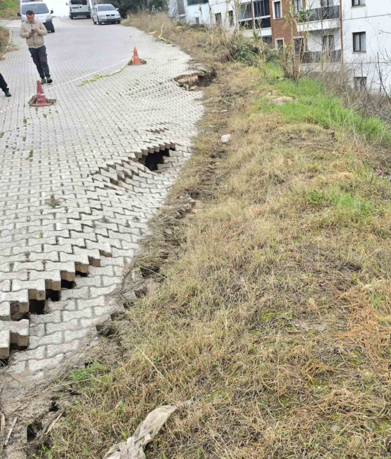 Mudanya’da yağmur sonrası site önündeki yol çöktü

