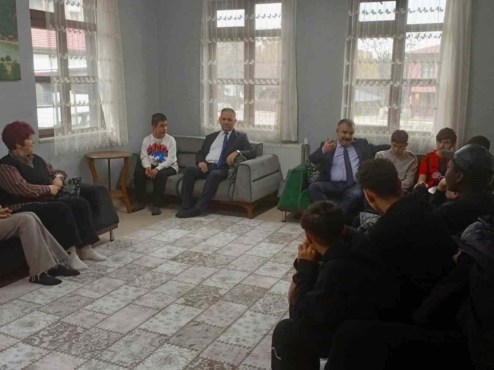 Müdür Bayrak çocuklarla bir araya geldi
