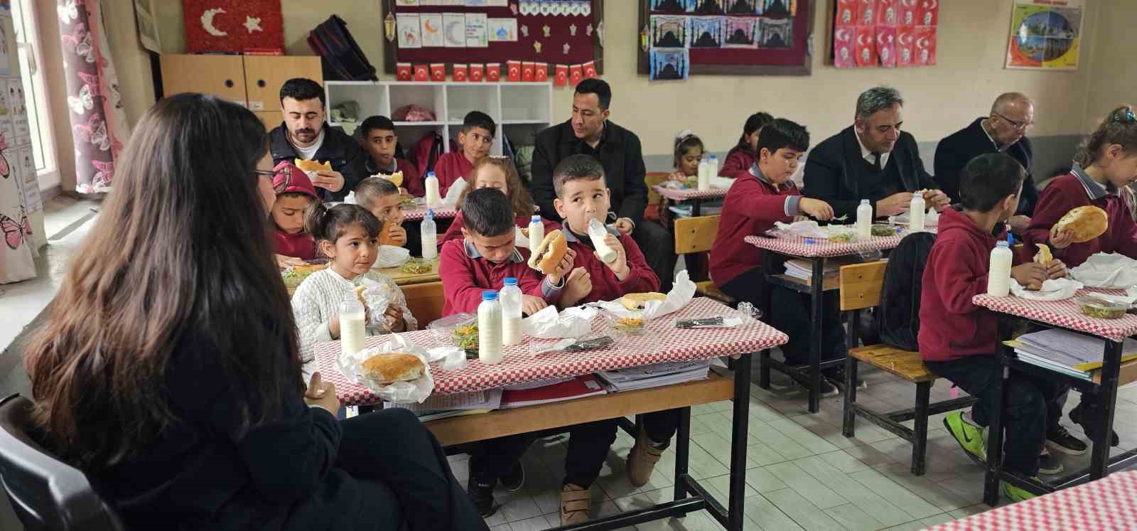 Müdür Bozyel’den köy okulu öğrencilerine döner ve ayran sürprizi
Müdür Bozyel’den köy okulu öğrencilerine döner ve ayran sürprizi