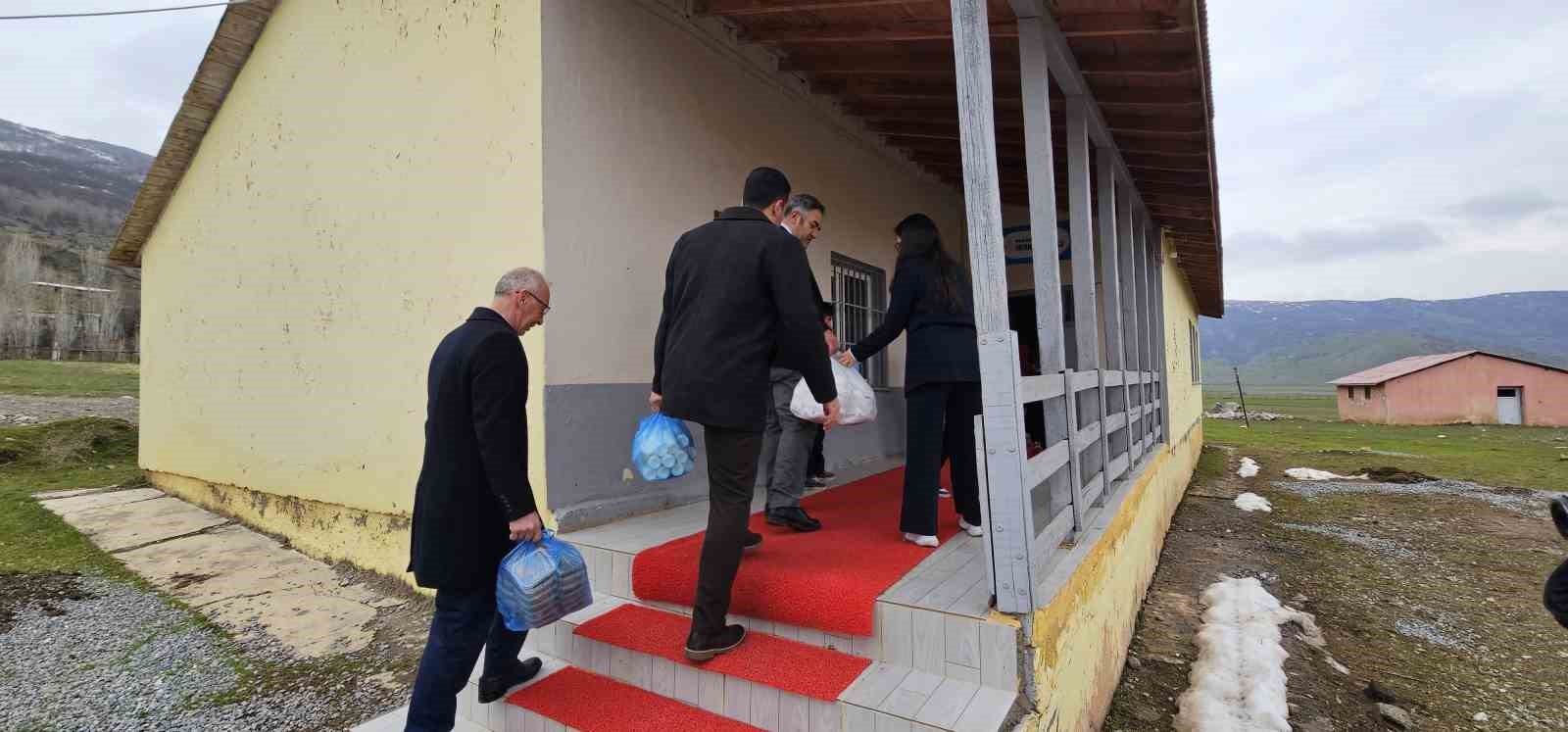 Müdür Bozyel’den köy okulu öğrencilerine döner ve ayran sürprizi
Müdür Bozyel’den köy okulu öğrencilerine döner ve ayran sürprizi