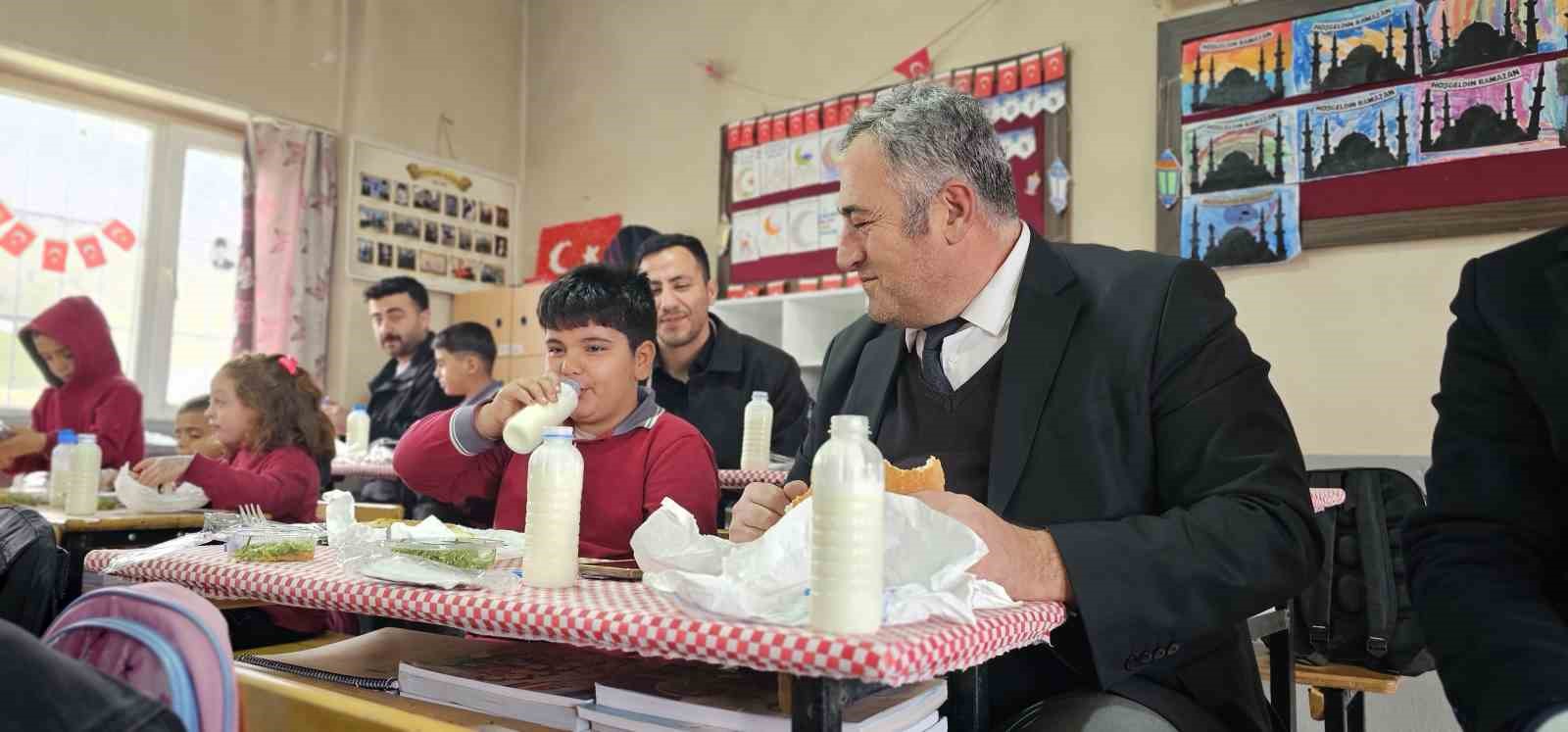 Müdür Bozyel’den köy okulu öğrencilerine döner ve ayran sürprizi
Müdür Bozyel’den köy okulu öğrencilerine döner ve ayran sürprizi