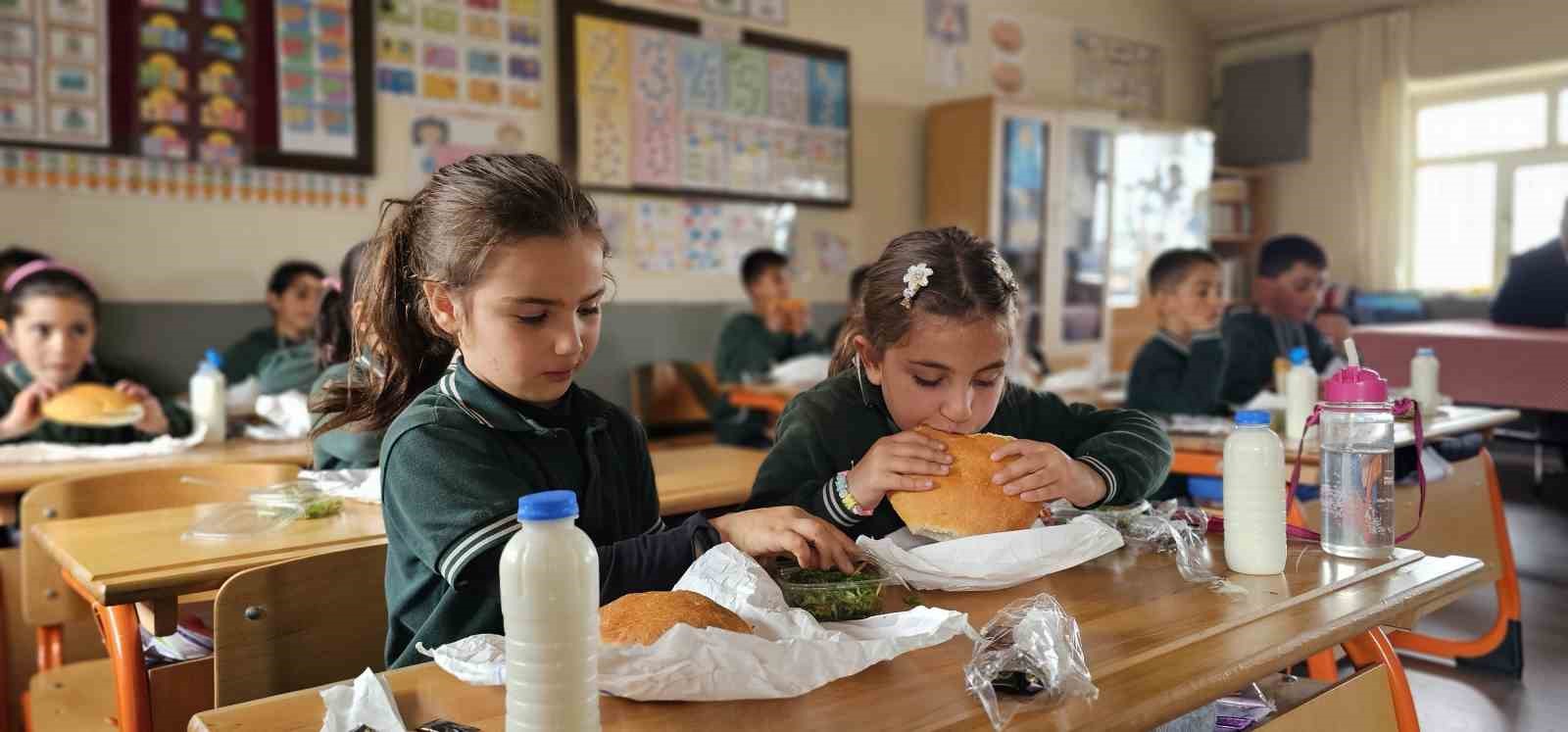 Müdür Bozyel’den köy okulu öğrencilerine döner ve ayran sürprizi
Müdür Bozyel’den köy okulu öğrencilerine döner ve ayran sürprizi