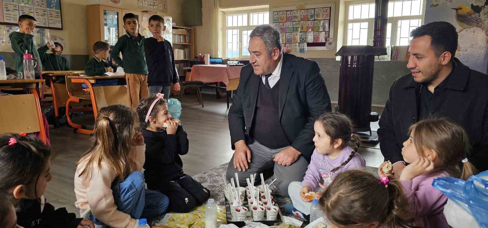 Müdür Bozyel’den köy okulu öğrencilerine döner ve ayran sürprizi
Müdür Bozyel’den köy okulu öğrencilerine döner ve ayran sürprizi