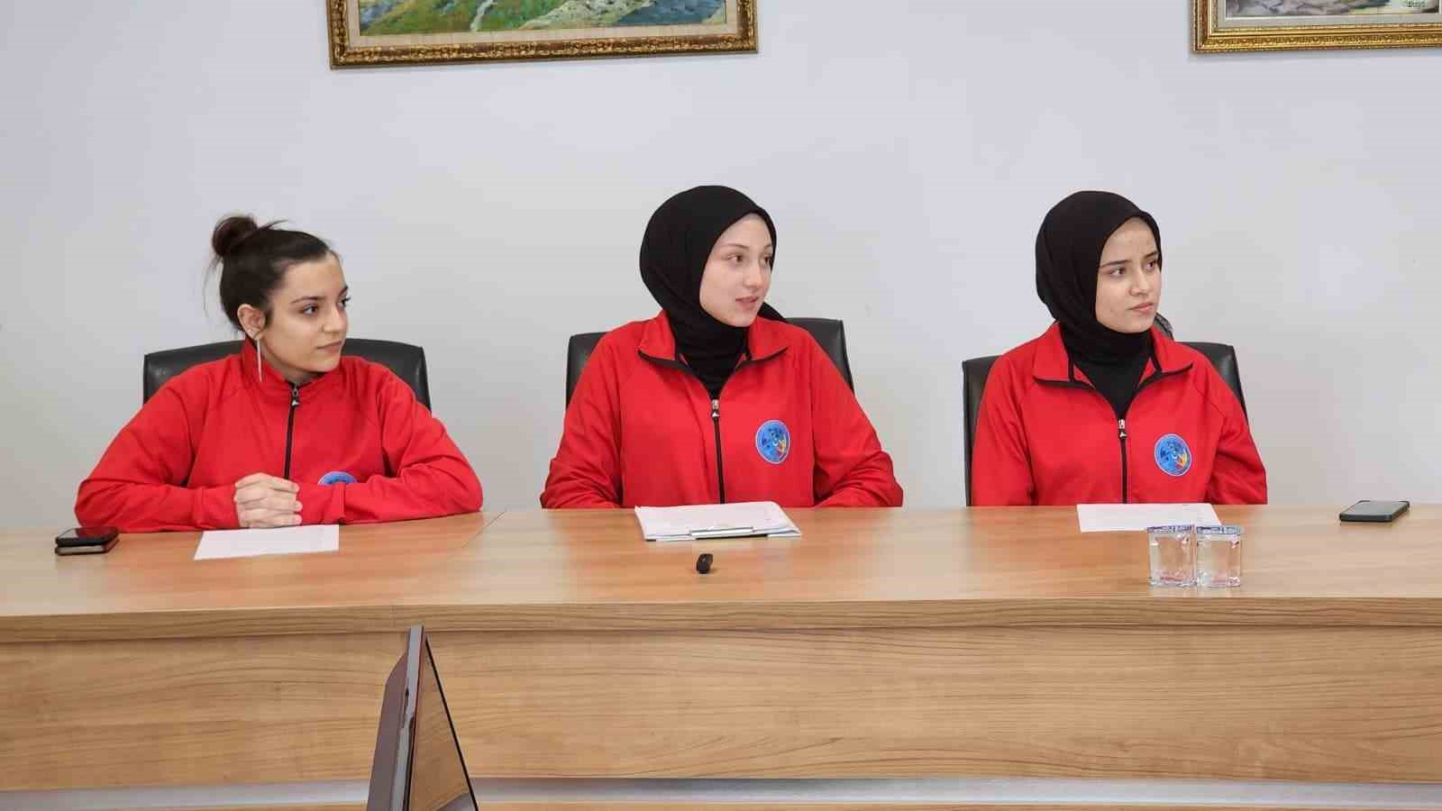 Müdür Yılmaz: "Anaların izinde, babaların gölgesinde, öğretmenlerin rehberliğinde yürüyün"
