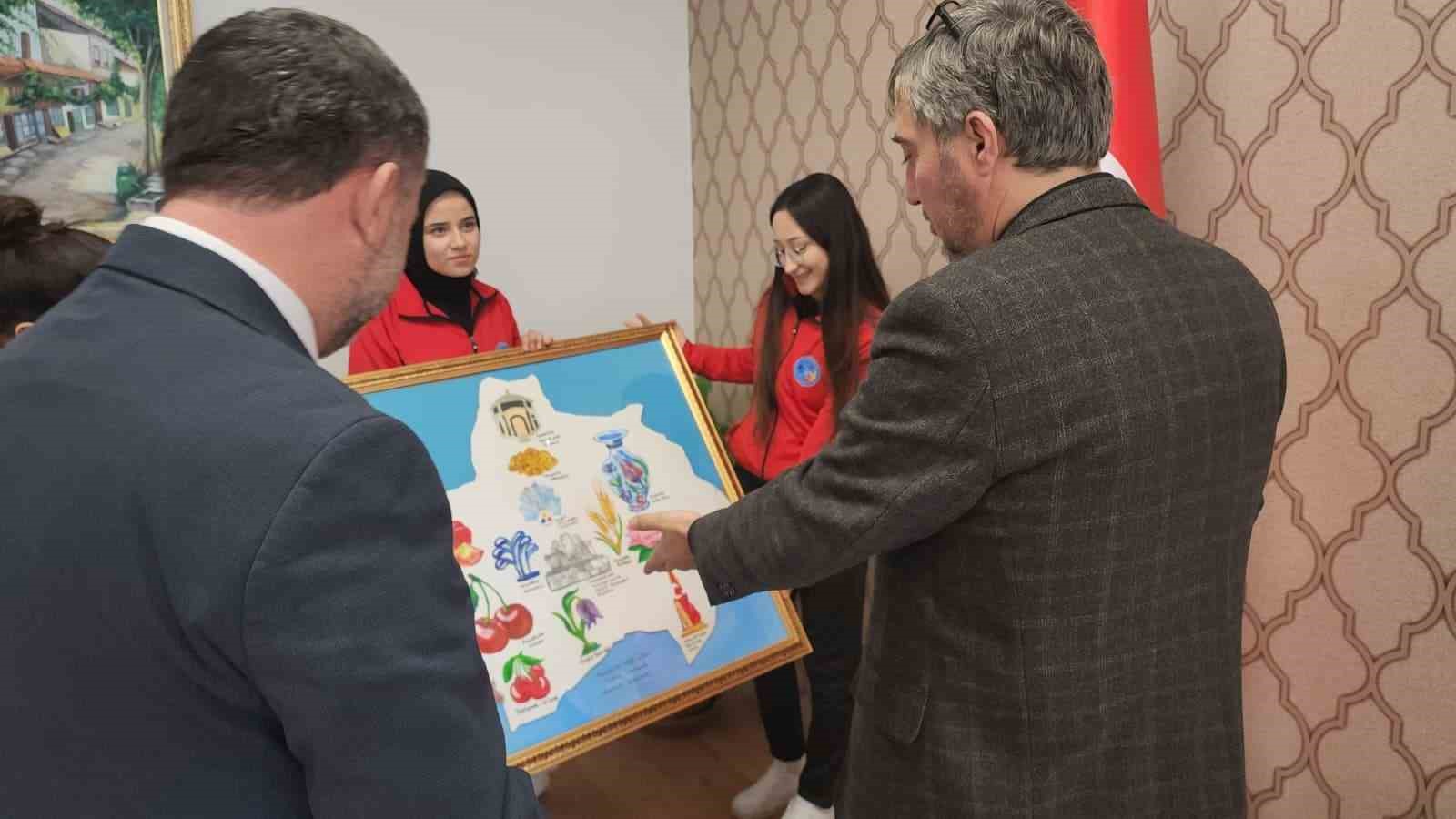 Müdür Yılmaz: "Anaların izinde, babaların gölgesinde, öğretmenlerin rehberliğinde yürüyün"
