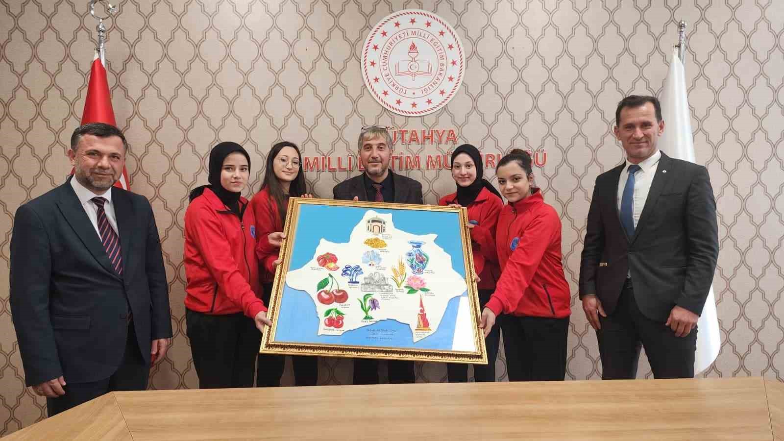 Müdür Yılmaz: "Anaların izinde, babaların gölgesinde, öğretmenlerin rehberliğinde yürüyün"
