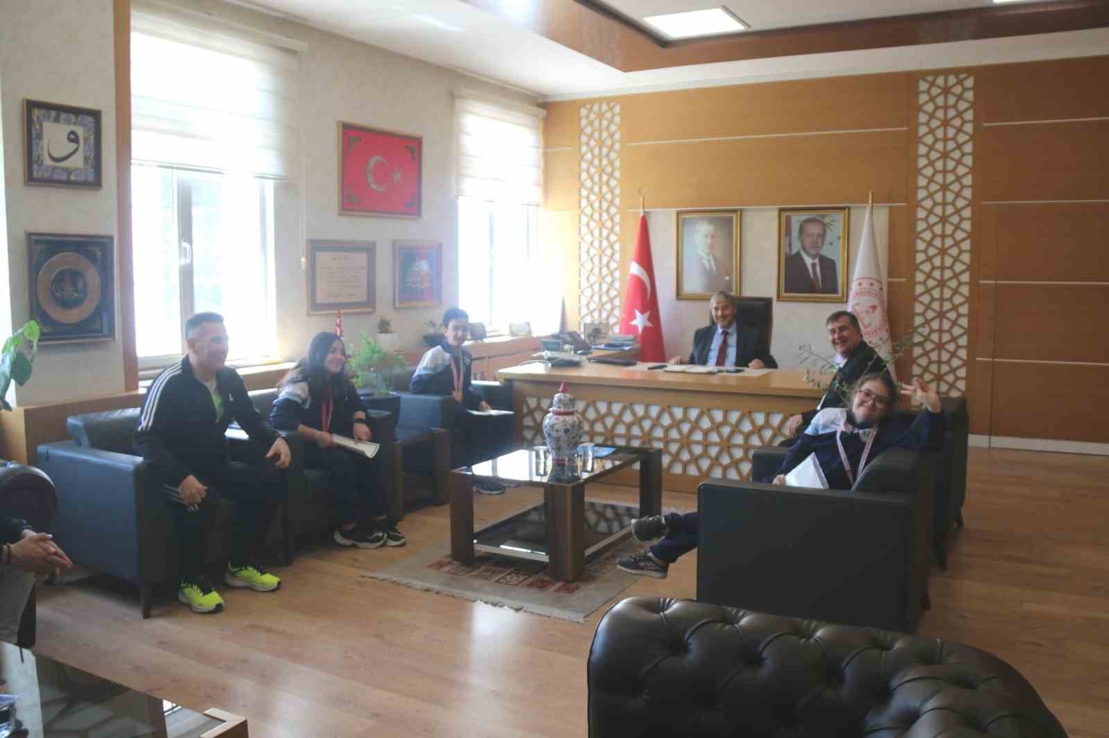 Müdür Yılmaz, şampiyon sporcuları tebrik etti
