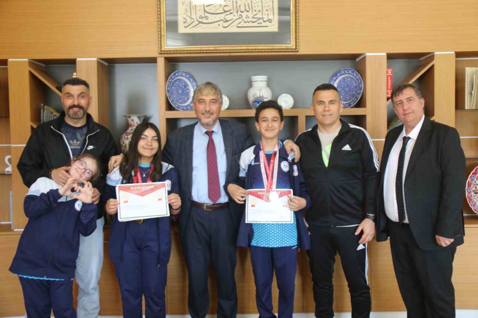 Müdür Yılmaz, şampiyon sporcuları tebrik etti
