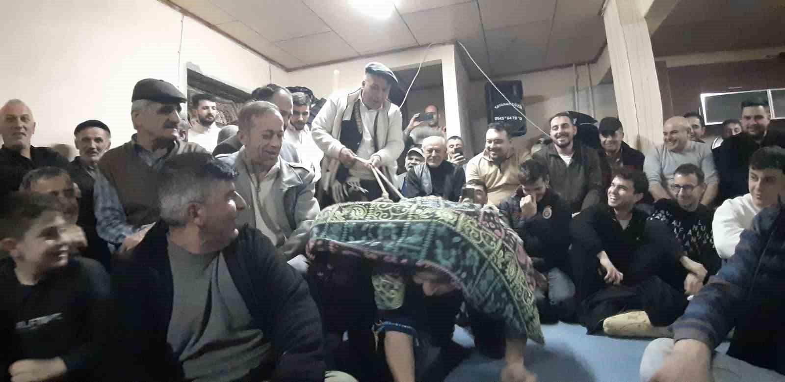 Mudurnu’da geleneksel ‘Birikme Gecesi’nde güldüren anlar
