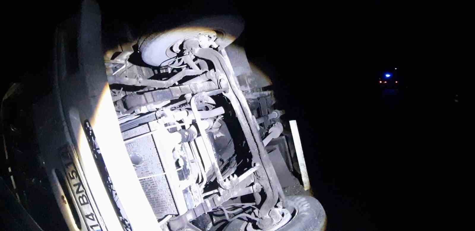 Mudurnu’da kamyon şarampole devrildi: 1 yaralı
