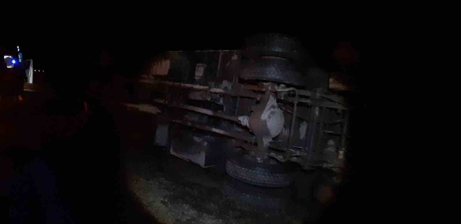 Mudurnu’da kamyon şarampole devrildi: 1 yaralı
