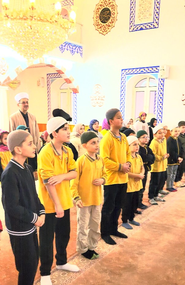 Müezzin "Kâbe’de Hacılar" ilahisini okudu, öğrenciler eşlik etti
