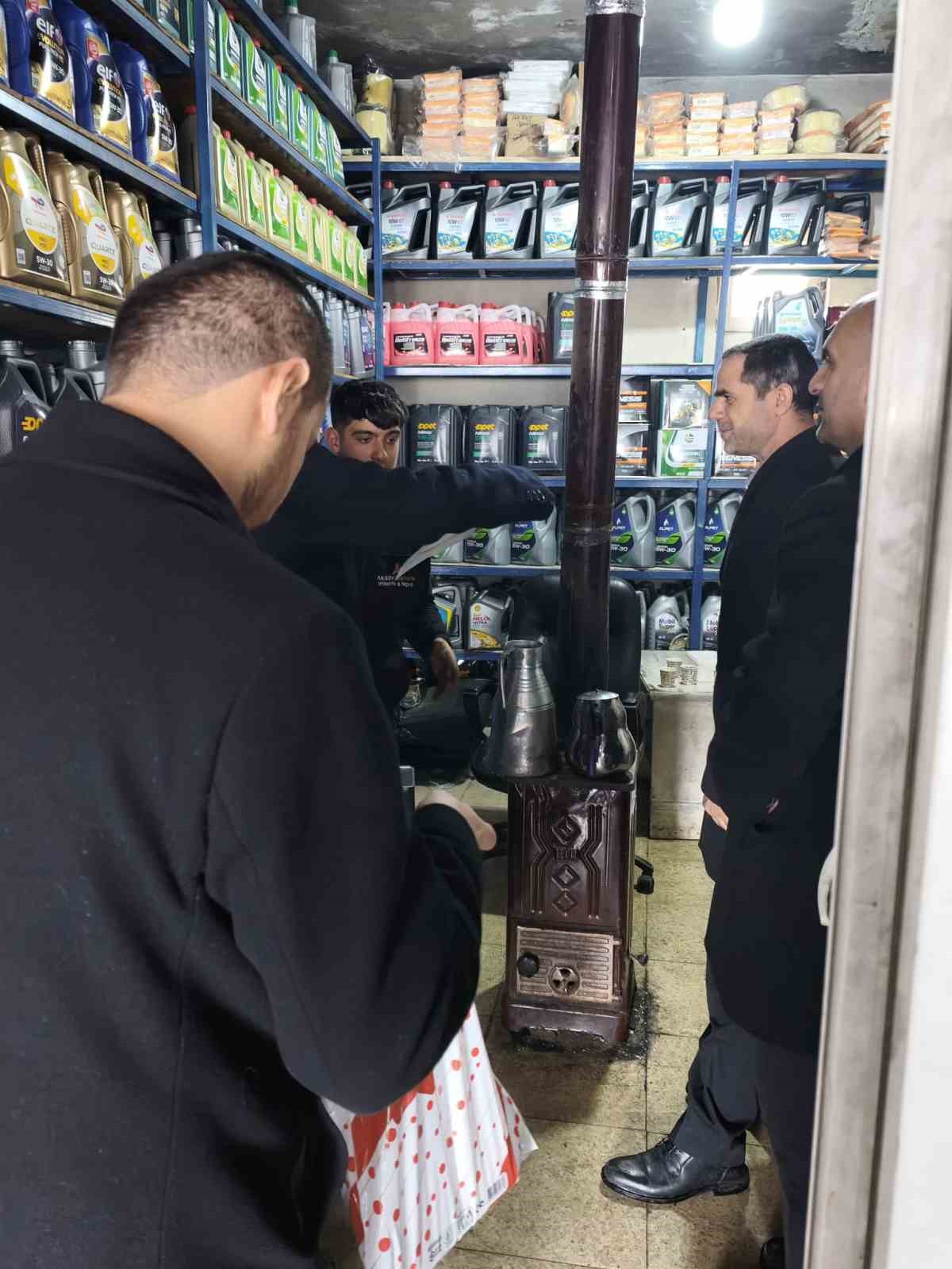 Müftü Geylani esnafla bir araya gelerek imsakiye hediye etti
