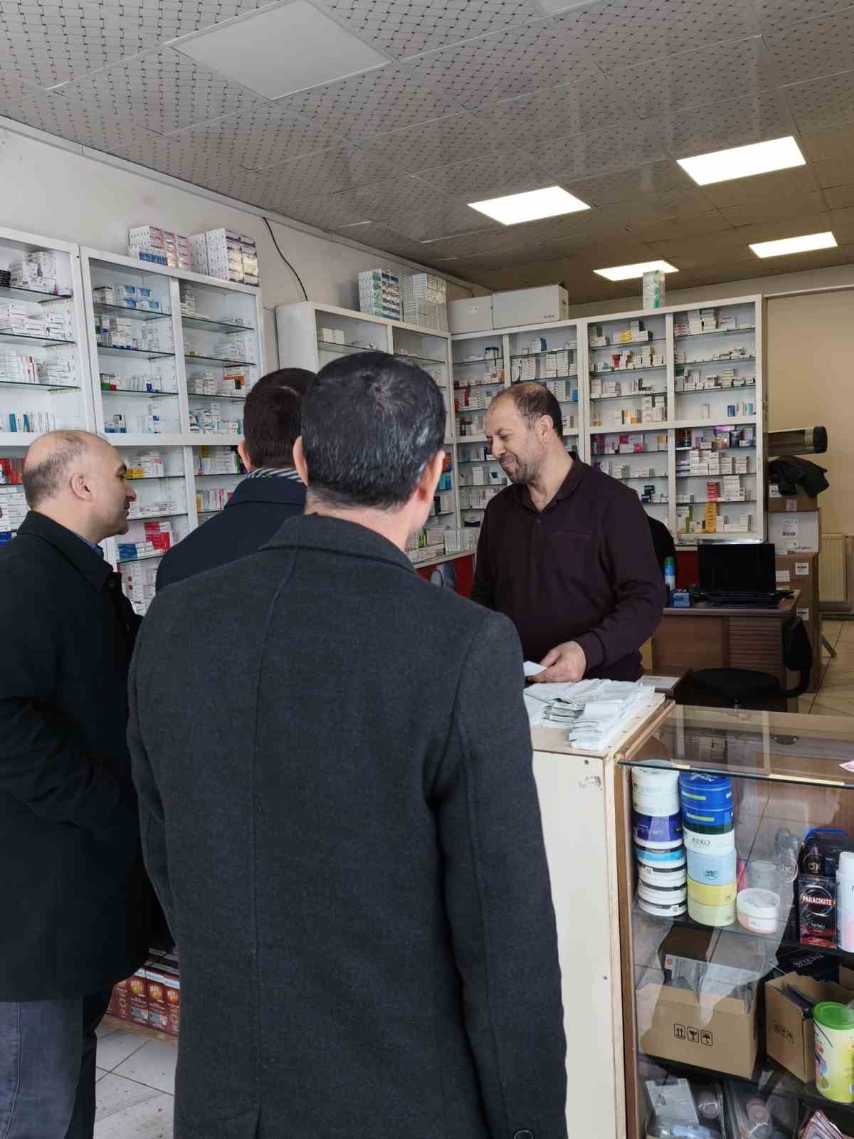 Müftü Geylani esnafla bir araya gelerek imsakiye hediye etti
