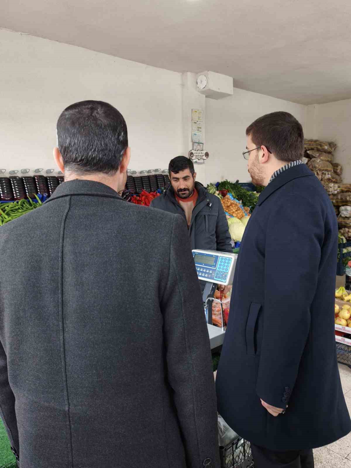 Müftü Geylani esnafla bir araya gelerek imsakiye hediye etti
