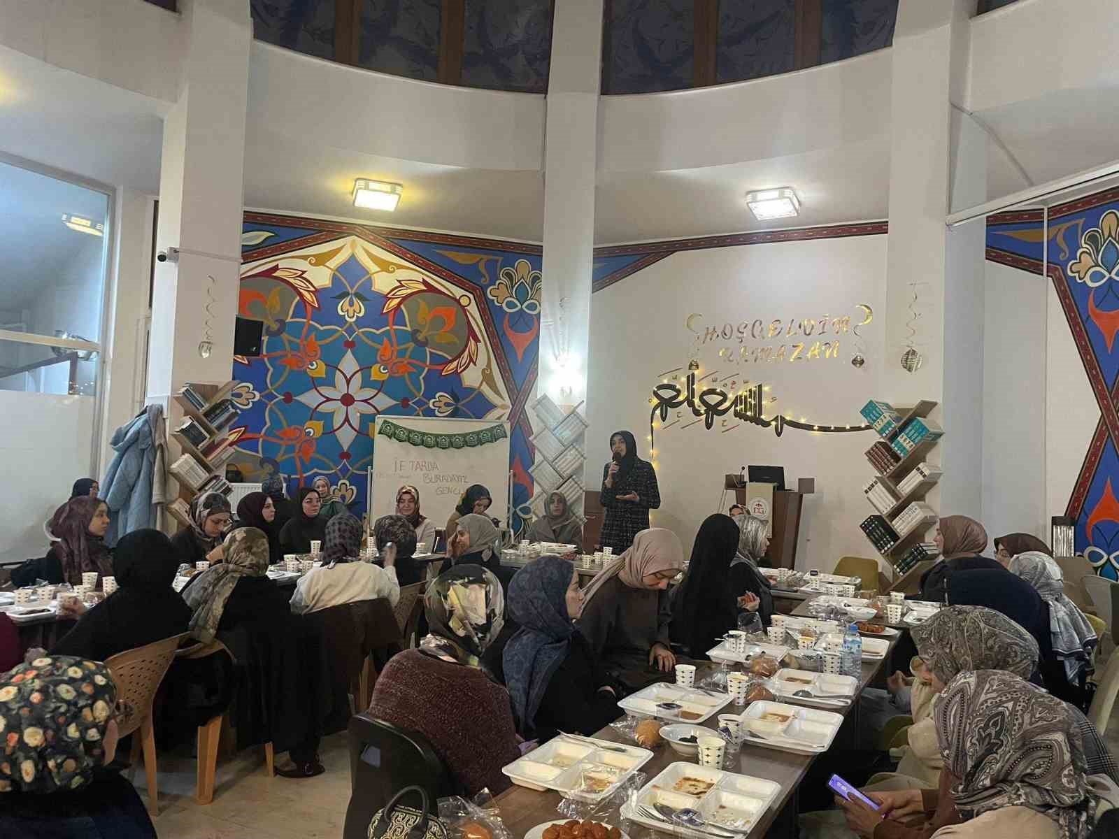 Müftülük personelleri üniversite öğrencileriyle iftarda buluştu
