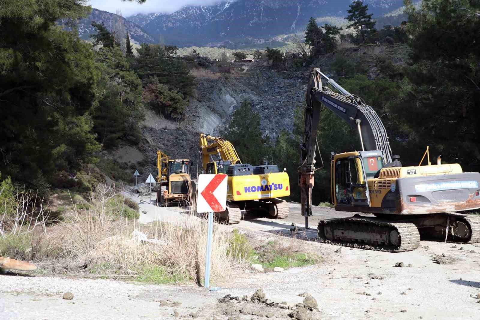 Muğla Büyükşehir ekiplerinden yaşanan heyelana anında müdahale
