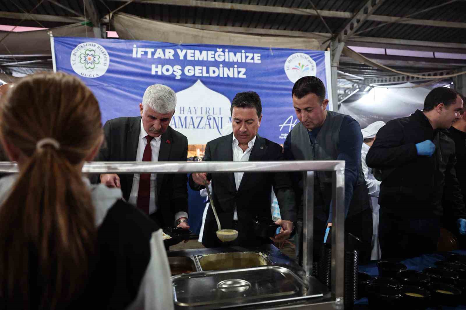 Muğla Büyükşehir iftar sofralarını ilçelerde kurmayı sürdürüyor
Muğla Büyükşehir iftar sofralarını ilçelerde kurmayı sürdürüyor
