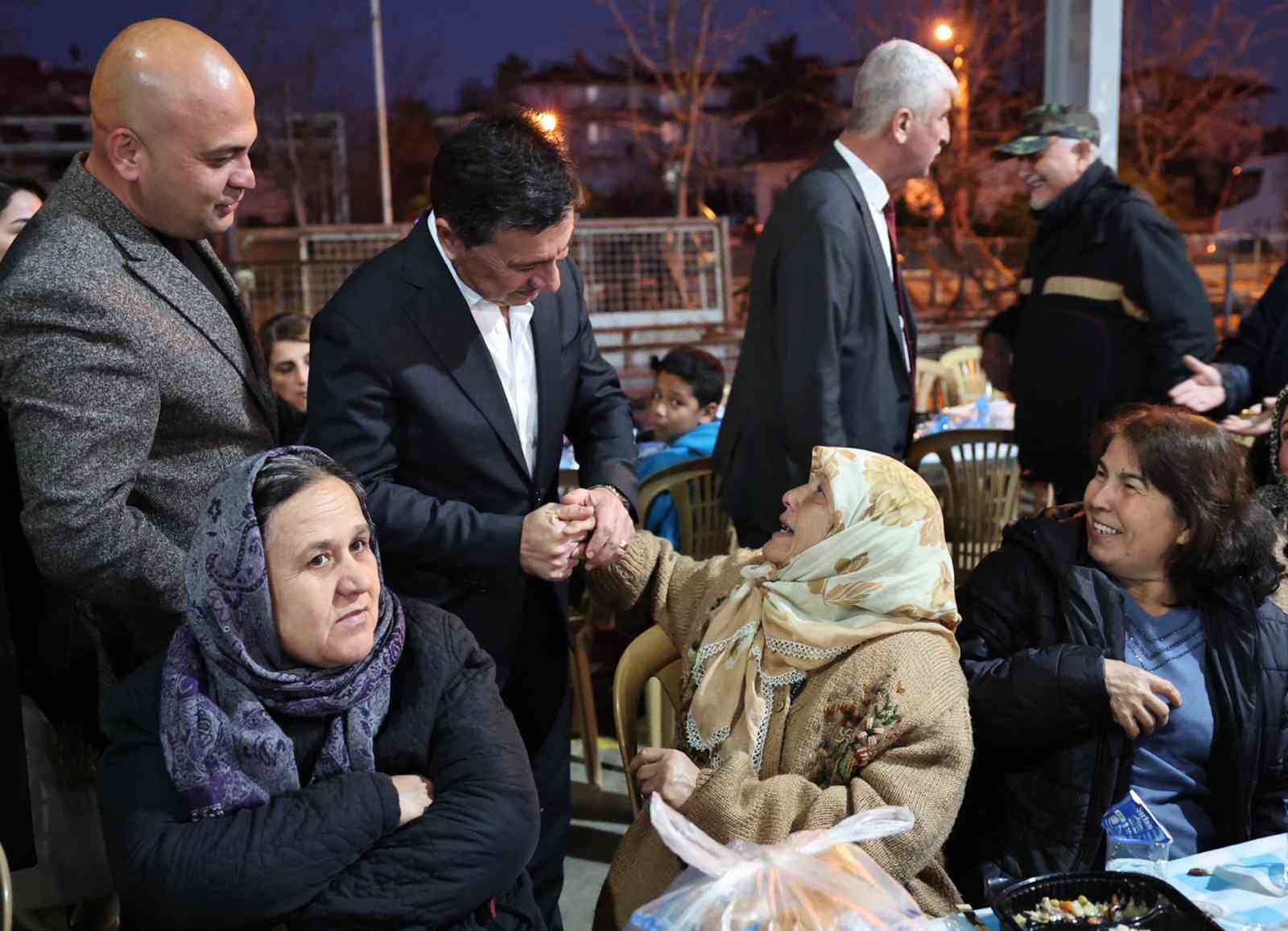 Muğla Büyükşehir iftar sofralarını ilçelerde kurmayı sürdürüyor
Muğla Büyükşehir iftar sofralarını ilçelerde kurmayı sürdürüyor