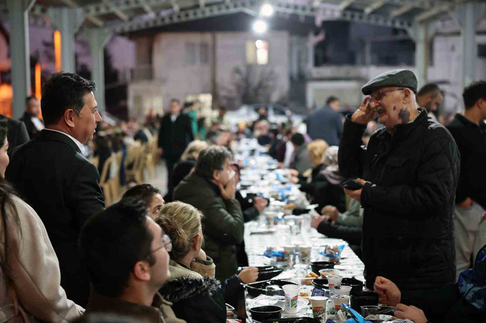 Muğla Büyükşehir iftar sofralarını ilçelerde kurmayı sürdürüyor
Muğla Büyükşehir iftar sofralarını ilçelerde kurmayı sürdürüyor