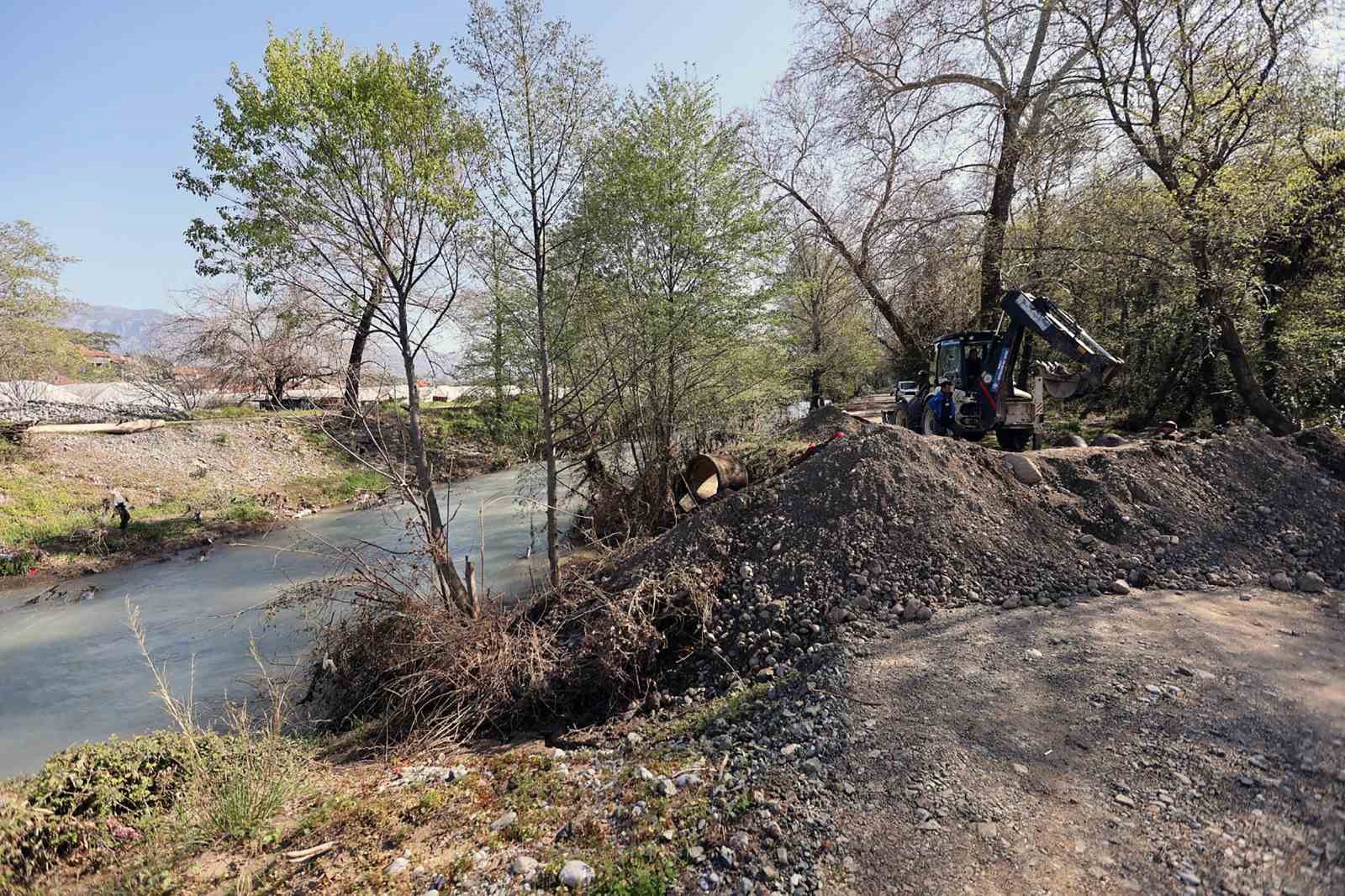 Muğla Büyükşehir tarafından Köyceğiz’de selden zarar gören üreticiler destekleniyor
