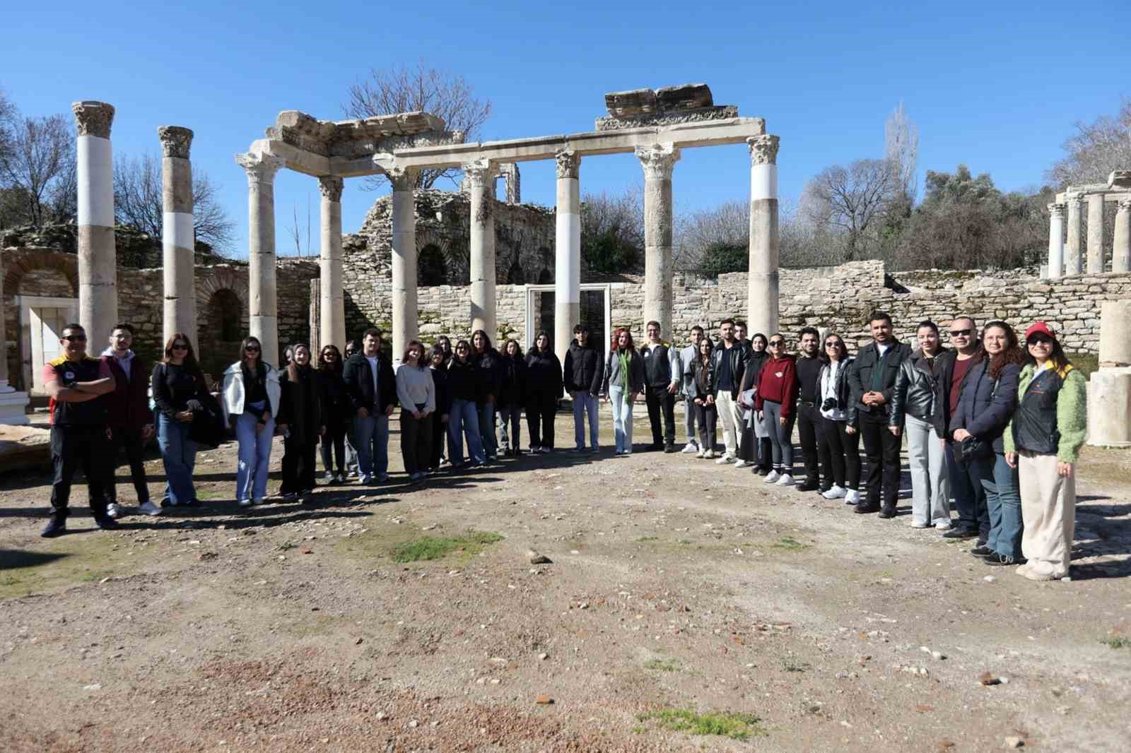 Muğla Büyükşehirden gençlere antik kent gezisi
Muğla Büyükşehirden gençlere antik kent gezisi