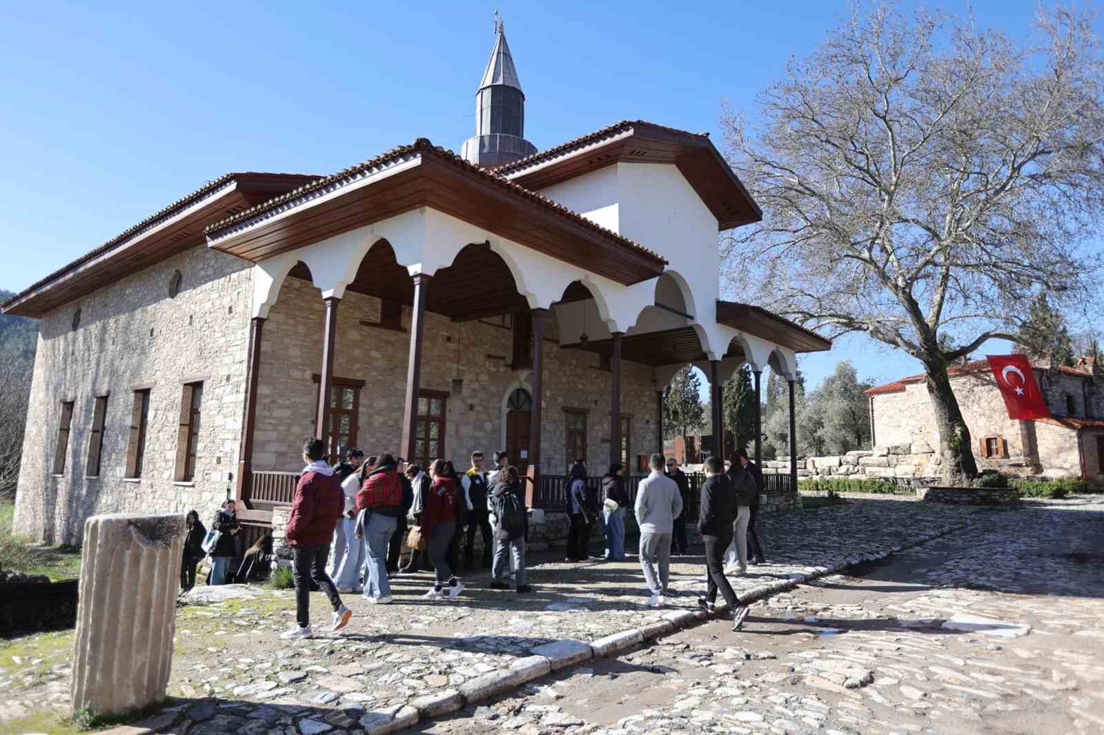Muğla Büyükşehirden gençlere antik kent gezisi
Muğla Büyükşehirden gençlere antik kent gezisi