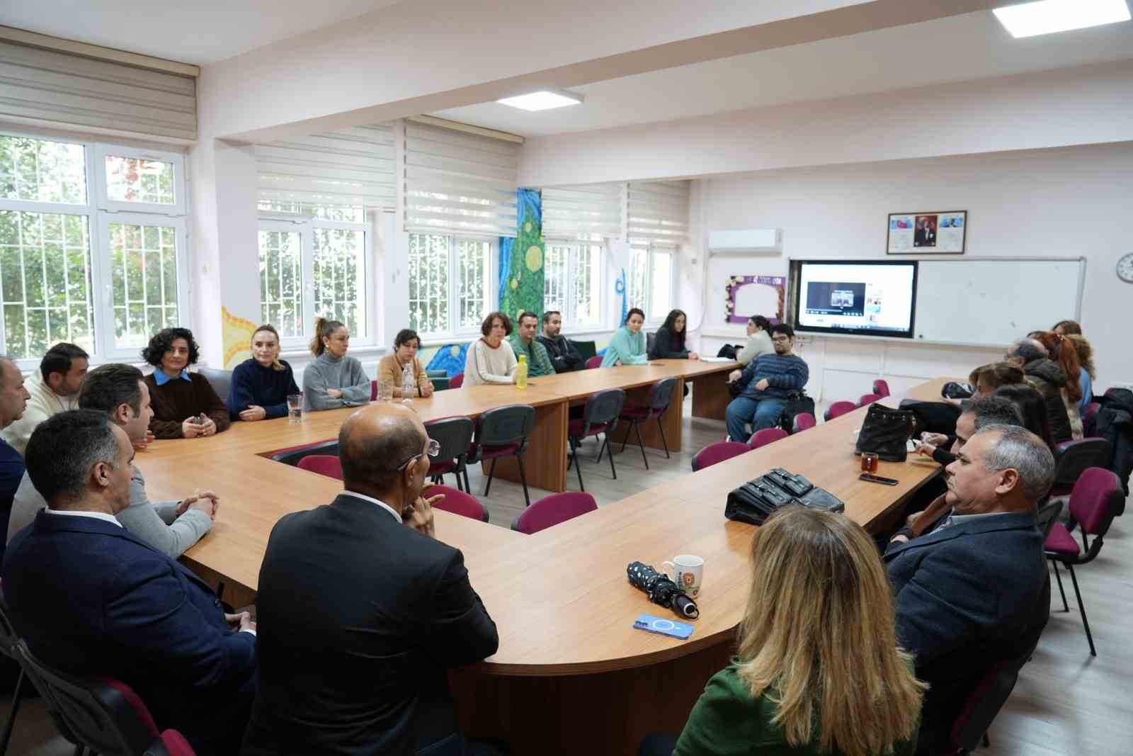 Muğla İl Milli Eğitim Müdürü çay öğrenci ve öğretmenlerle bir araya geldi
