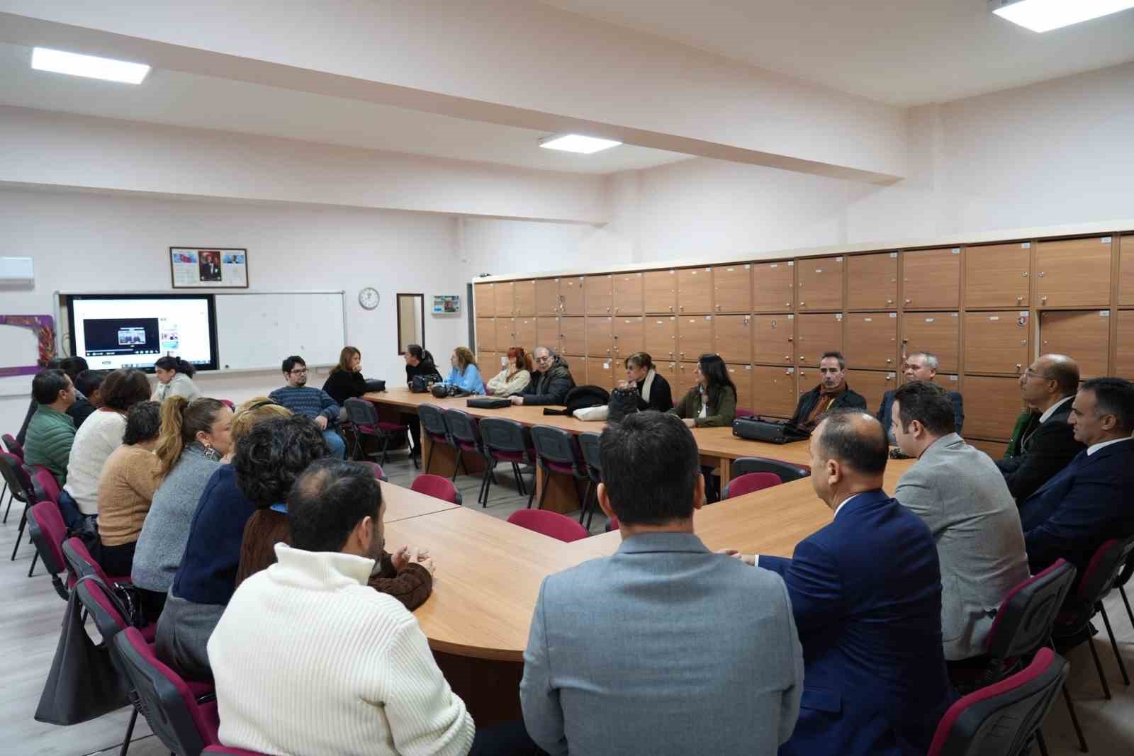 Muğla İl Milli Eğitim Müdürü çay öğrenci ve öğretmenlerle bir araya geldi
