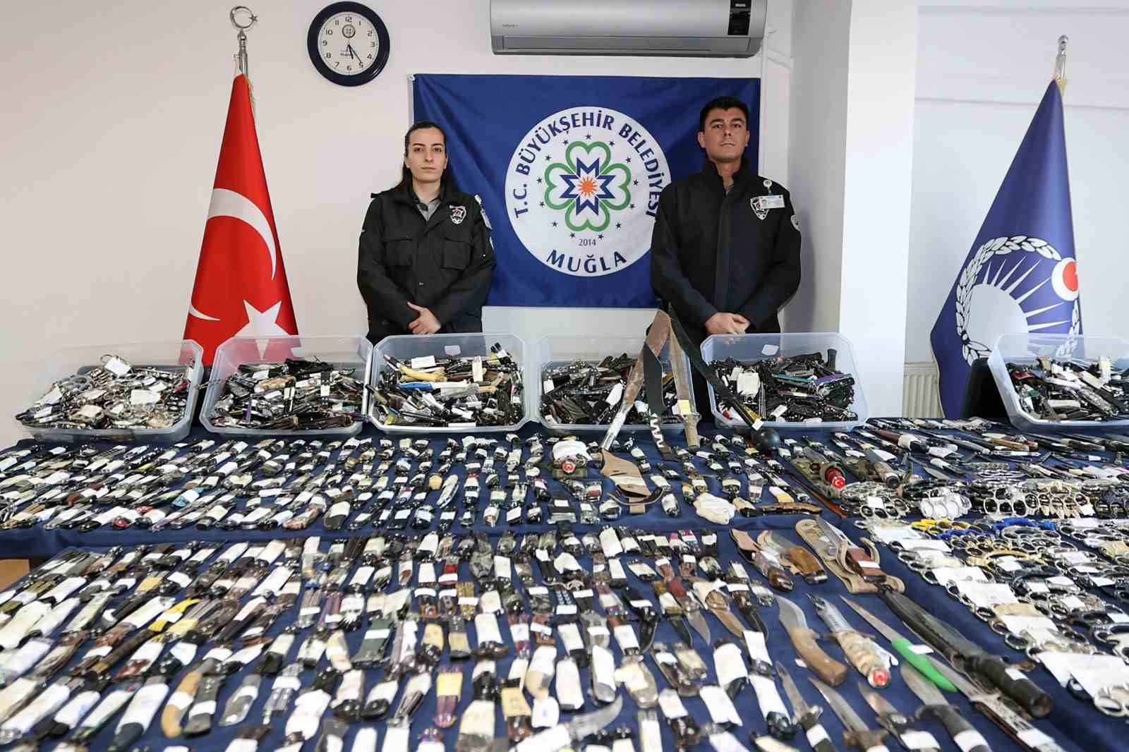 Muğla otogarlarında bir yılda cephanelik gibi bıçak ve silah ele geçirildi
