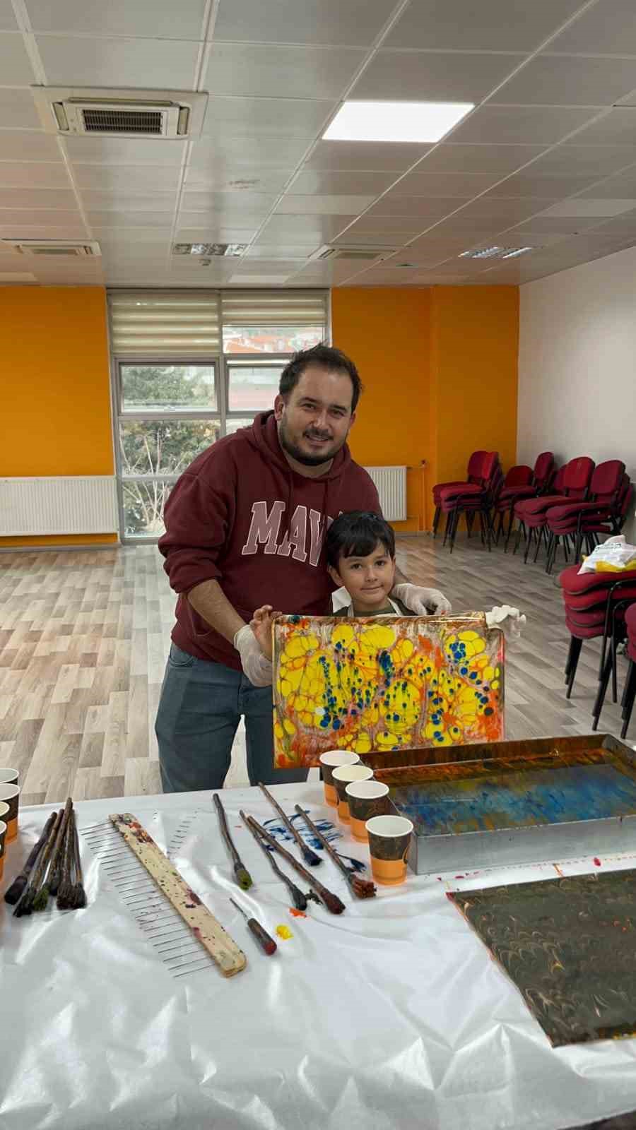 Muğla’da aileler ve çocuklar ebru sanatıyla renklerin yolculuğuna çıktı
