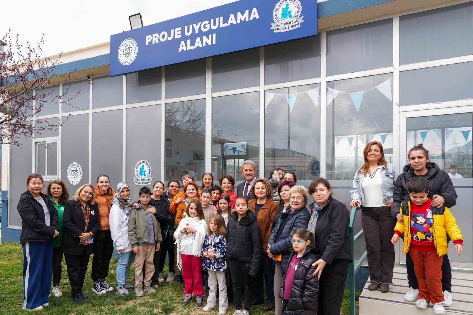 Muğla’da çoraplar farkındalık için boyandı
