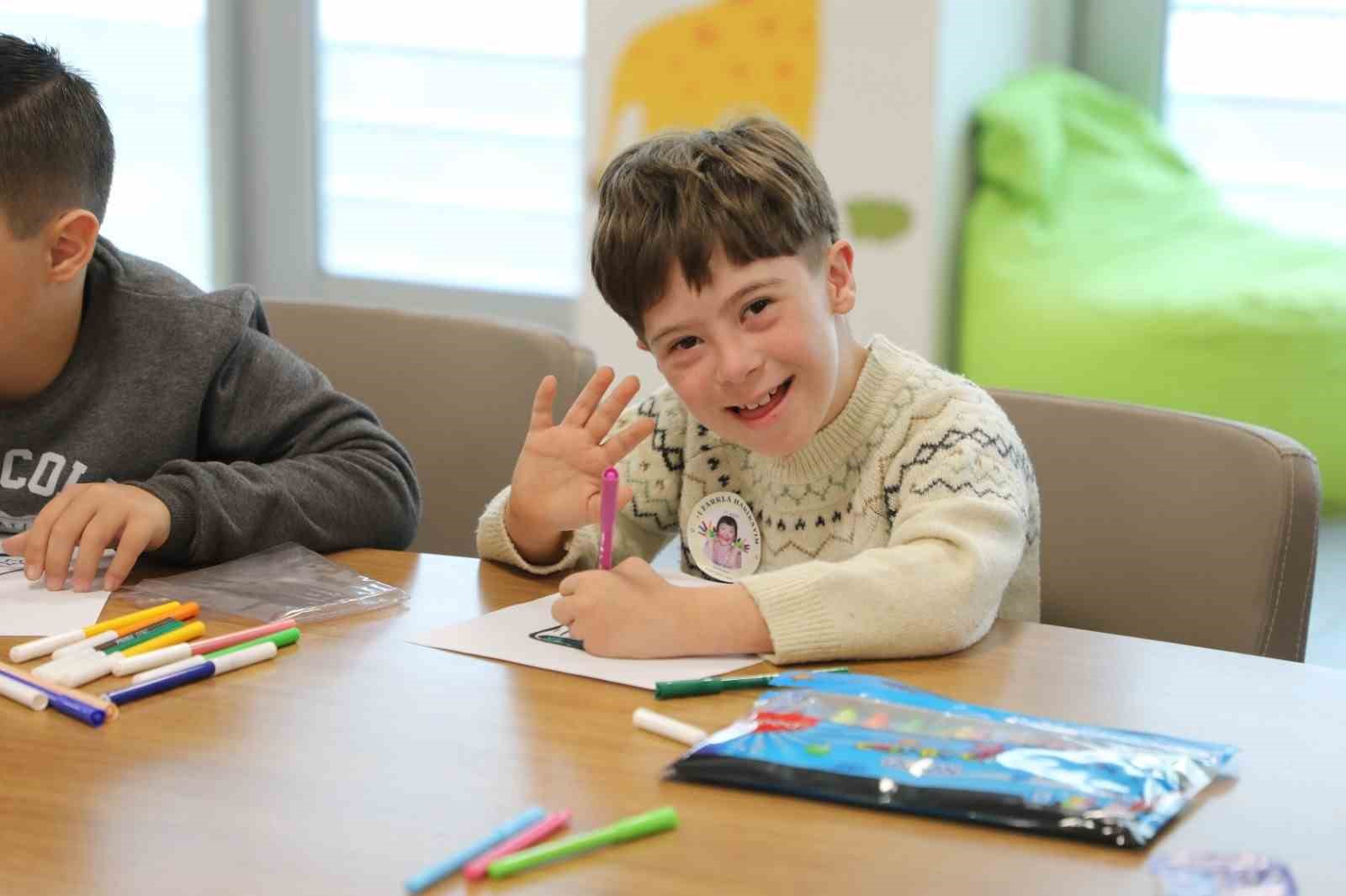 Muğla’da çoraplar farkındalık için boyandı
