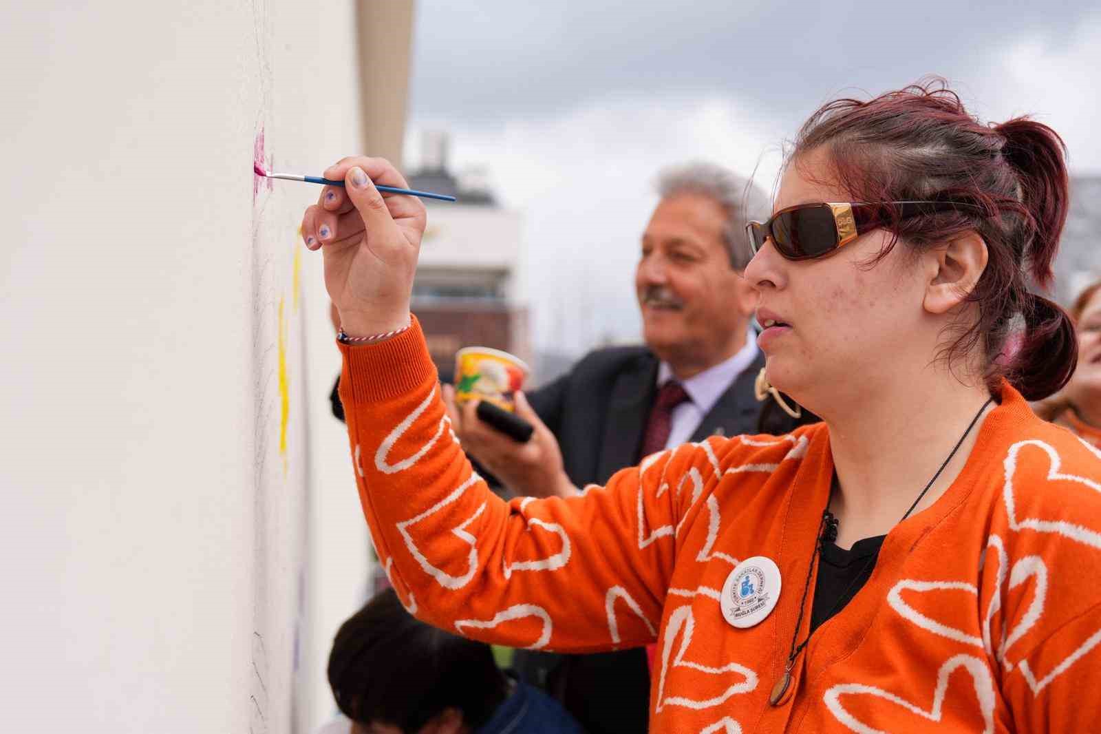 Muğla’da çoraplar farkındalık için boyandı
