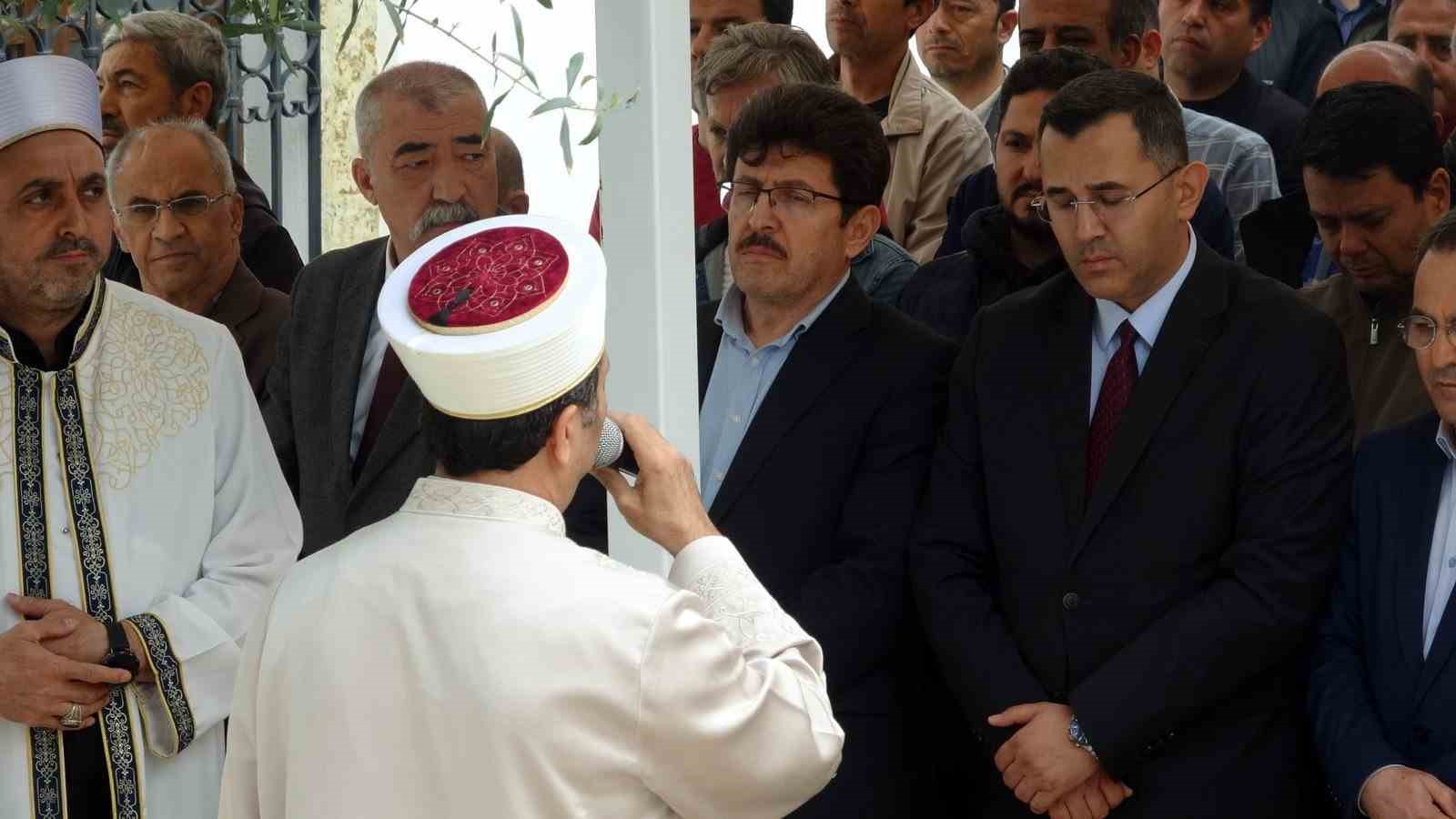 Muğla’da hayatını kaybeden öğrenciler ve öğretmen için gıyabi cenaze namazı kılındı
