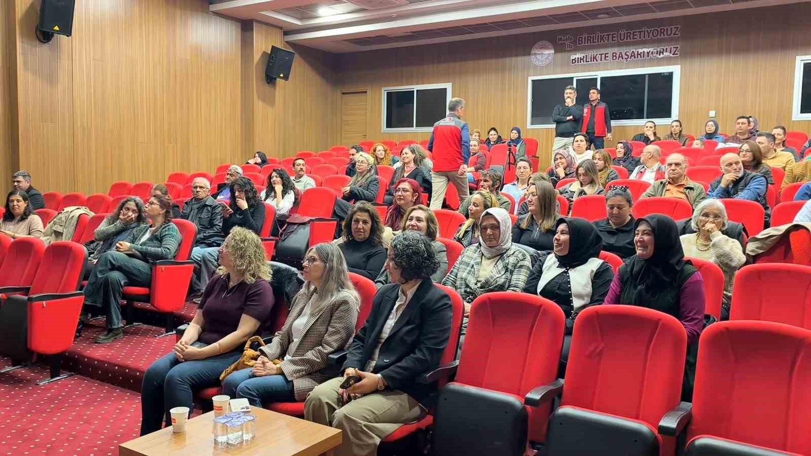 Muğla’da kadın çiftçilere karabuğday desteği 35 dönüm arazide üretim başlıyor
Muğla’da kadın çiftçilere karabuğday desteği 35 dönüm arazide üretim başlıyor