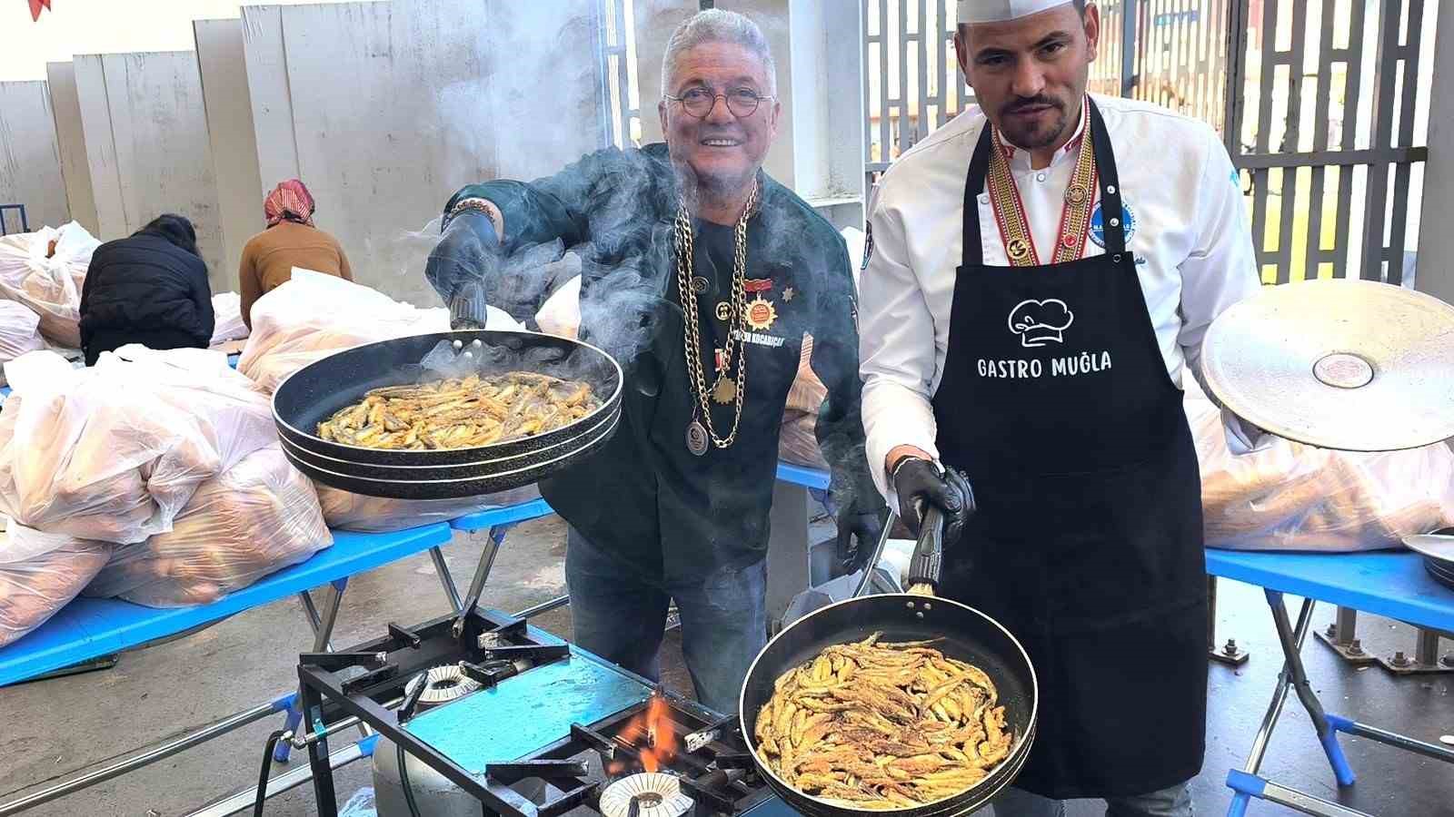 Muğla’da Karadeniz rüzgarı: 5 ton hamsi ikram edildi
Muğla’da Karadeniz rüzgarı: 5 ton hamsi ikram edildi