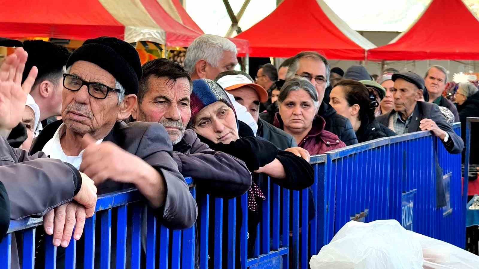 Muğla’da Karadeniz rüzgarı: 5 ton hamsi ikram edildi
Muğla’da Karadeniz rüzgarı: 5 ton hamsi ikram edildi