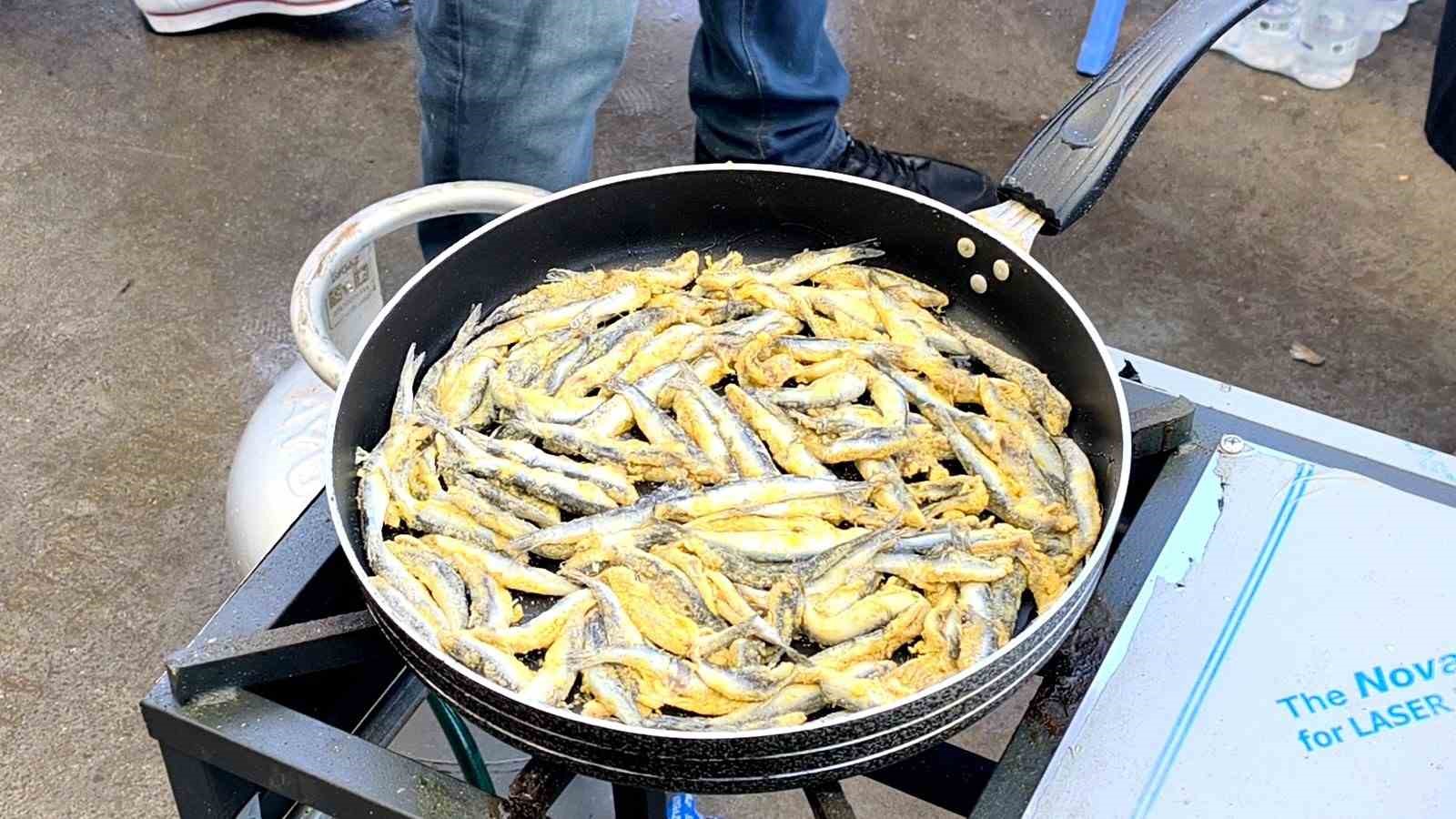 Muğla’da Karadeniz rüzgarı: 5 ton hamsi ikram edildi
Muğla’da Karadeniz rüzgarı: 5 ton hamsi ikram edildi