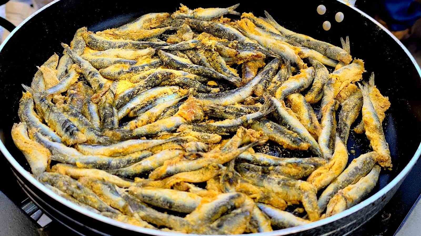 Muğla’da Karadeniz rüzgarı: 5 ton hamsi ikram edildi
Muğla’da Karadeniz rüzgarı: 5 ton hamsi ikram edildi