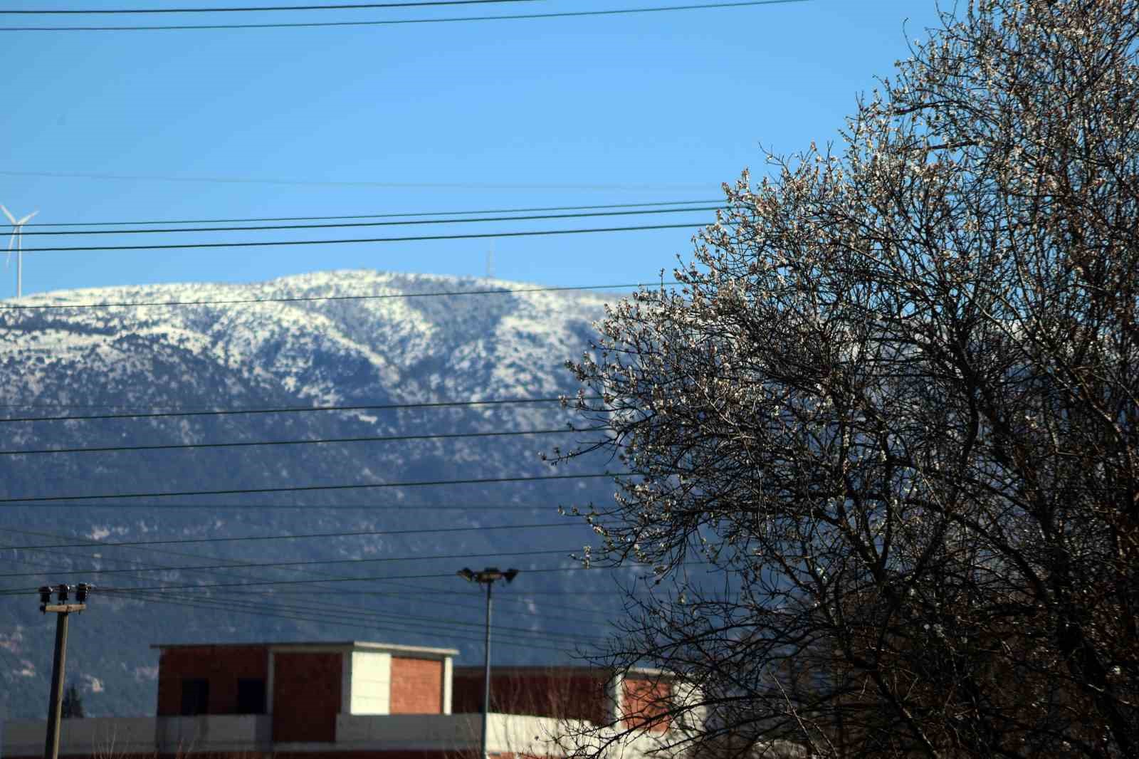 Muğla’da kış ve bahar aynı karede
