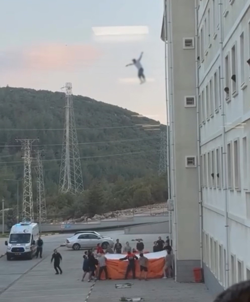 Muğla’da korku dolu anlar: Yurdun camına çıkan genç hava yastığına atladı
