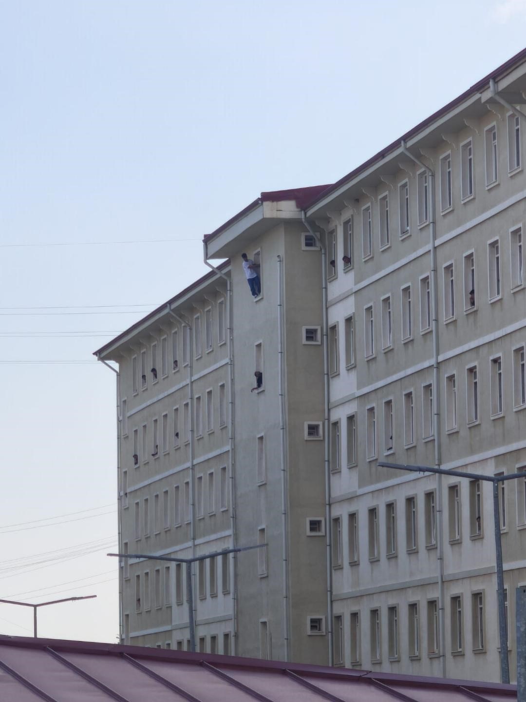 Muğla’da korku dolu anlar: Yurdun camına çıkan genç hava yastığına atladı
