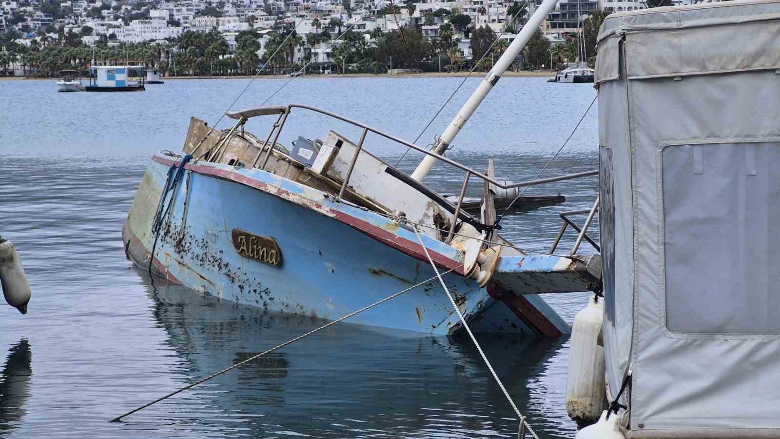 Muğla’da kuvvetli rüzgar tekne batırdı
