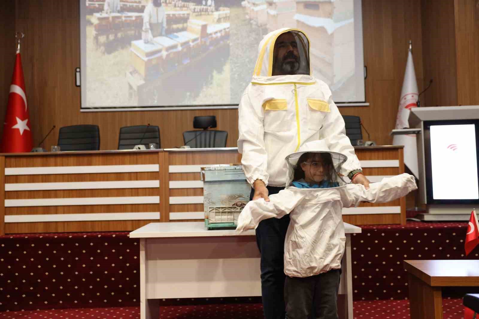 Muğla’da minik öğrenciler arıları ve sağlıklı beslenmeyi öğrendi
Muğla’da minik öğrenciler arıları ve sağlıklı beslenmeyi öğrendi