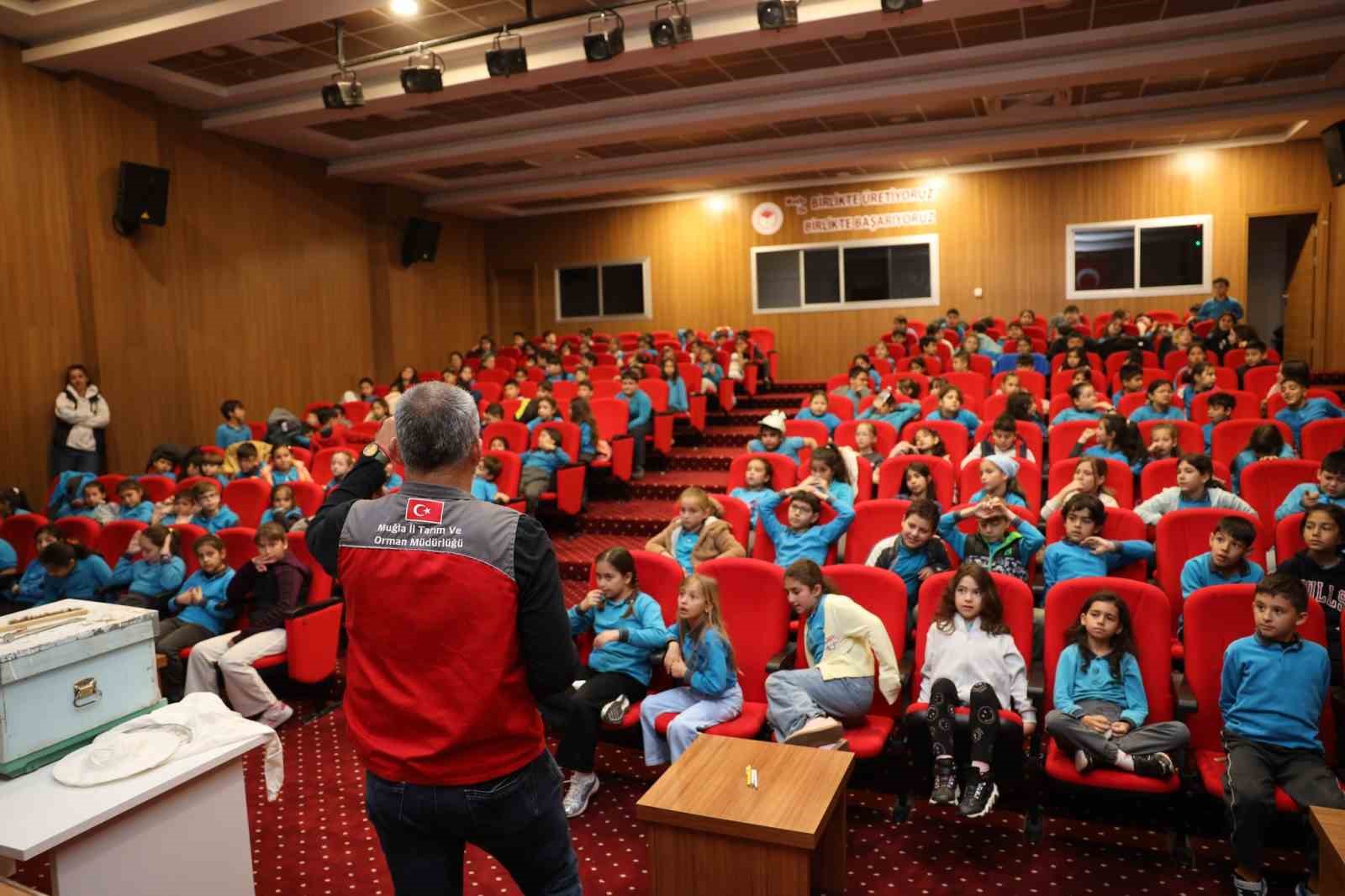 Muğla’da minik öğrenciler arıları ve sağlıklı beslenmeyi öğrendi
Muğla’da minik öğrenciler arıları ve sağlıklı beslenmeyi öğrendi