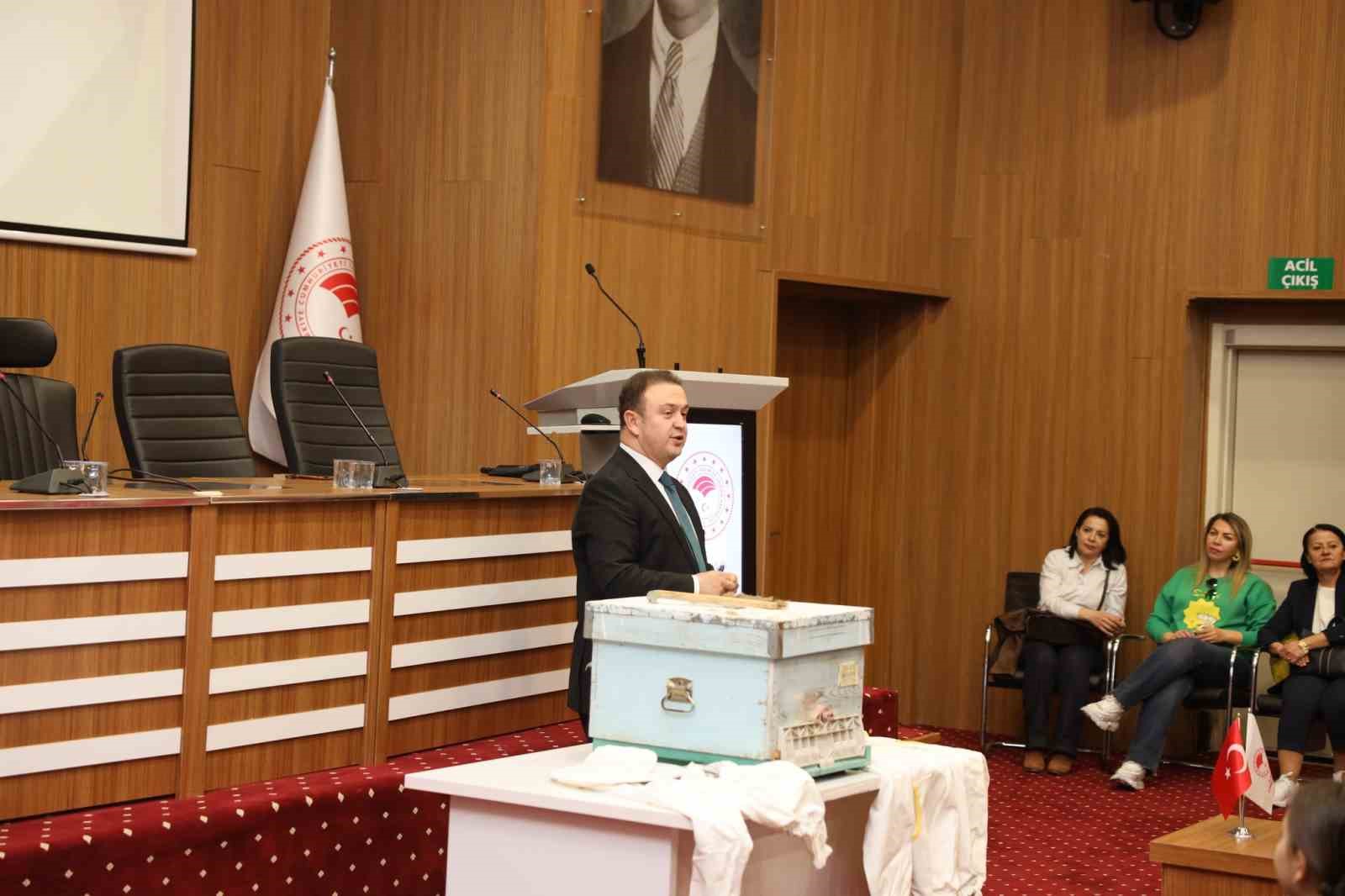 Muğla’da minik öğrenciler arıları ve sağlıklı beslenmeyi öğrendi
Muğla’da minik öğrenciler arıları ve sağlıklı beslenmeyi öğrendi