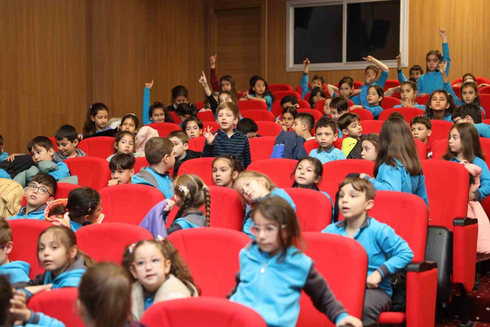 Muğla’da minik öğrenciler arıları ve sağlıklı beslenmeyi öğrendi
Muğla’da minik öğrenciler arıları ve sağlıklı beslenmeyi öğrendi