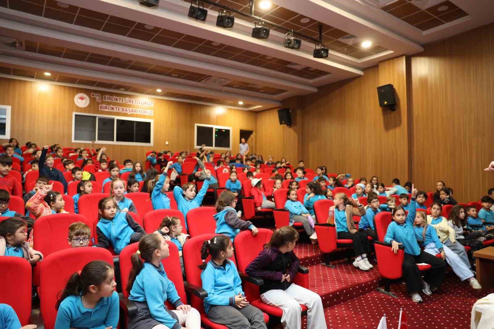 Muğla’da minik öğrenciler arıları ve sağlıklı beslenmeyi öğrendi
Muğla’da minik öğrenciler arıları ve sağlıklı beslenmeyi öğrendi